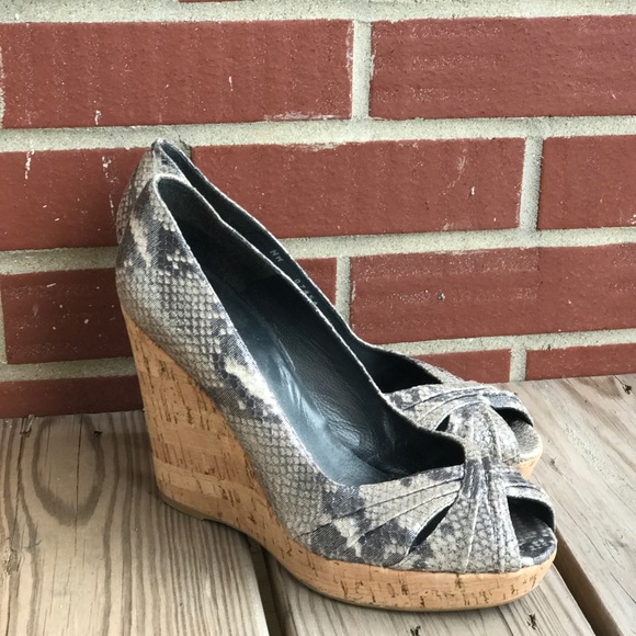 Stuart Weitzman peep toe snakeskin wedge 9.5 - Picture 3 of 3